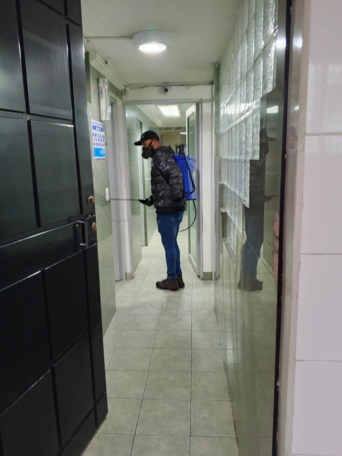 Tecnico realizando desinfeccion en una vivienda de Quito