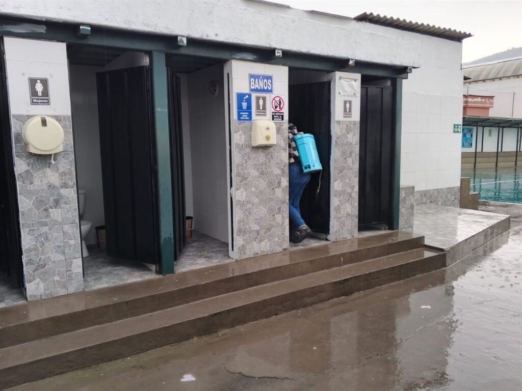 Tratamiento de control de plagas en baños de una institución en Quito