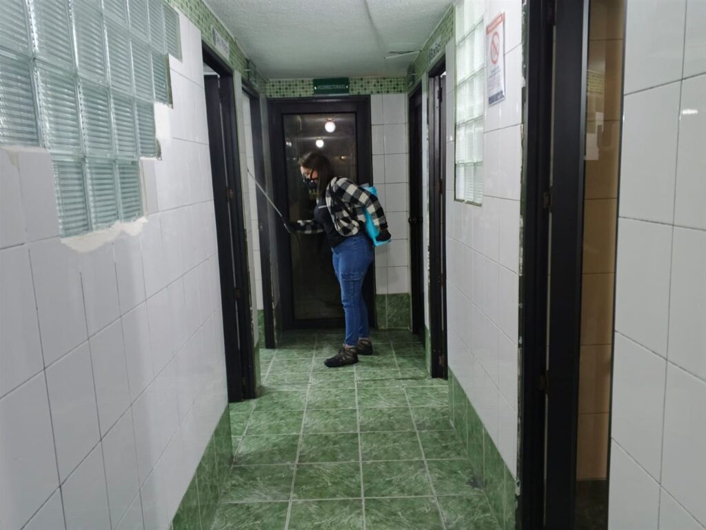 Control de plagas en pasillo de edificio en Quito