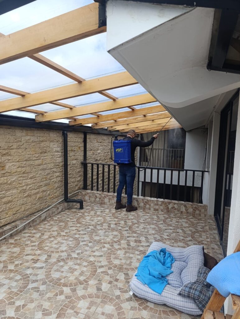 Técnico de Exterminio Quito trabajando en una terraza